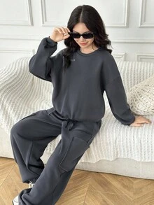 SHEIN Bộ đồ thể thao rộng rãi, thoải mái, lót vải giữ nhiệt, dáng rộng, thời trang thu đông cho bé gái tuổi teen: Áo hoodie in họa tiết phản quang & Quần nỉ có túi rộng, Bộ đồ thể thao dạo phố, Màu xám đậm - Màu xám đen - Xem 2