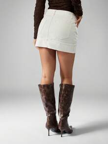 MISSGUIDED 牛仔迷你裙，腰带可折叠，Y2K 风格，高腰，毛边下摆，膝盖以上长度，时尚晚会休闲西部街头装 - 白色 - 查看 2