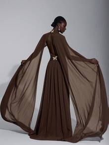 Elitara Elegante y lujoso vestido de noche formal para mujer con espalda abierta, manga de campana y decoración de mariposa de metal, en color café oscuro de gasa