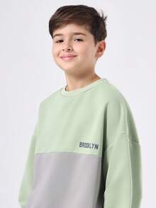 SUMWON Ensemble Sweat-shirt-shirt et pantalon large à blocs de couleurs Brooklyn. Ensemble casual moderne en pastel menthe et gris pour l'hiver et l'automne. Tenue deux pièces pour enfants et jeunes - Gris - Voir 5