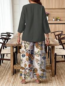 EMERY ROSE Set casual da 2 pezzi da donna taglie forti, composto da camicia vintage a tinta unita con scollo a V e maniche a 3/4, e pantaloni con stampa floreale - Multicolore - Visualizzare 2