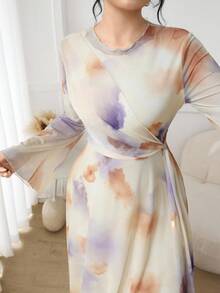 Modelyn Gaun Lengan Panjang Elegan dengan Motif Tie-Dye dan Simpul Putar Ukuran Plus - MultiWarna - View 5