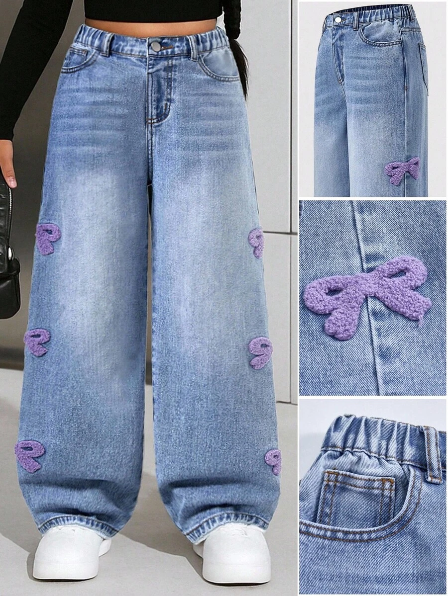 SHEIN Explorewe 大码女童牛仔裤，休闲时尚设计，甜美可爱的紫色蝴蝶结贴片，毛巾刺绣，中腰修身蓝色牛仔裤 - 中等水洗藍 - 查看 1