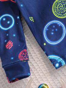 SHEIN Perso Play 2 件婴幼儿男童杏色简约全印花篮球圈运动图案长袖上衣和紧身裤睡衣套装 - 寶藍色 - 查看 7