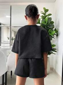 SHEIN 2 件套青少年女孩宽松短款 T 恤 + 紧身短裤，休闲家庭装 - 黑色 - 查看 2