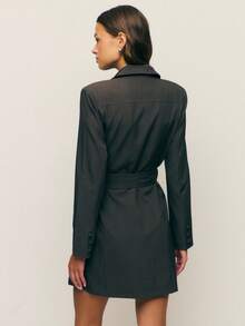 Nöista El vestido blazer de carbón de Nöista presenta un cuello afilado, mangas largas y un cinturón ajustable llamativo. Ideal para ropa de mujer de otoño, looks de oficina elegantes de invierno o noches de citas sofisticadas.