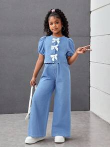 SHEIN 青少年女孩春夏休闲百搭时尚圆领荷叶边袖纽扣蝴蝶结上衣和宽松阔腿牛仔裤套装，夏季音乐会节日休闲狂欢装，女孩夏季早午餐教堂毕业装，街头潮流返校两件套服装 - 淺色水洗藍 - 查看 3