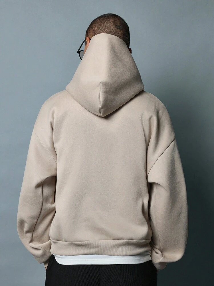 SUMWON レトロ1947オーバーサイズカレッジスタイルプルオーバーパーカー、クラシックなラインデザイン、リラックスフィット、秋冬のアスレジャー、バーシティルック、ストリートウェアファッション - カーキ - 見る 2