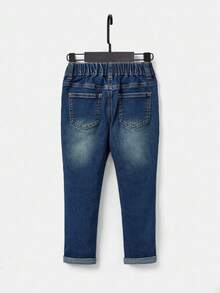 SHEIN 男童两件套黑色 T 恤和破洞磨边水洗紧身蓝色牛仔裤套装，适合夏季幼儿男童两件套服装 - 深色水洗藍 - 查看 3