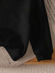 BATMAN X SHEIN Bebê menino casual simples solto confortável malha macia clássico deslumbrante bonito preto Night Rider DC modelos co-branded, estampa de logotipo clássico, desenho animado western trabalho cinto padrão impressão pulôver com capuz moletom casual adequado para outono e inverno, adequado para fãs de DC, volta às aulas - Multicolorido - Ver 5