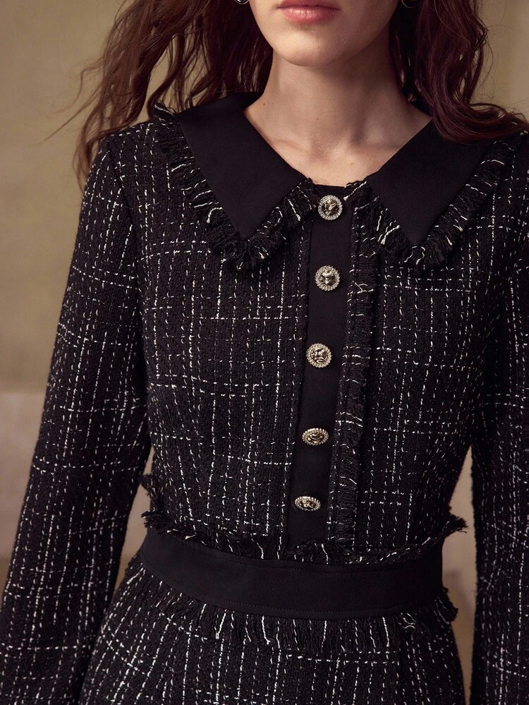 Abito corto aderente con stampa integrale e bordi grezzi, adatto per l'autunno