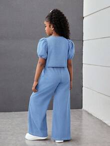 SHEIN 青少年女孩春夏休闲百搭时尚圆领荷叶边袖纽扣蝴蝶结上衣和宽松阔腿牛仔裤套装，夏季音乐会节日休闲狂欢装，女孩夏季早午餐教堂毕业装，街头潮流返校两件套服装 - 淺色水洗藍 - 查看 2