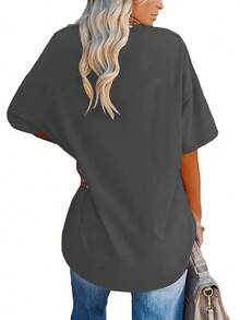 EMERY ROSE 万圣节黑猫鬼印花V领T恤，万圣节鬼魂T恤，恐怖季节猫T恤，万圣节可爱女装，万圣节礼物 - 深灰色 - 查看 2