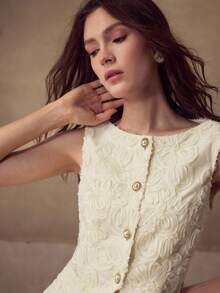 MOTF PREMIUM 新款提花面料，优雅百搭，显瘦时尚，饰以奢华珍珠纽扣，尽显精致女士上衣 - 杏色 - 查看 4