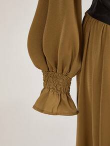 ROMWE EDITION 秋季大码女式深V领中世纪复古缎面泡泡袖连衣裙，配有可拆卸腰带 - 卡其色 - 查看 4