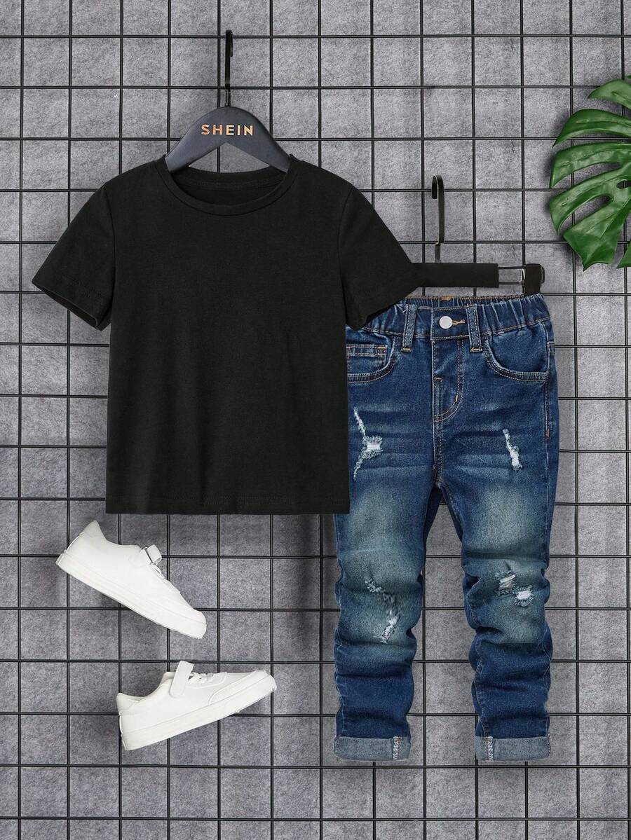 SHEIN 男童两件套黑色 T 恤和破洞磨边水洗紧身蓝色牛仔裤套装，适合夏季幼儿男童两件套服装 - 深色水洗藍 - 查看 1