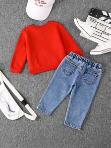 SHEIN Set de 2 piezas de pantalones vaqueros de mezclilla vintage y sudadera con estampado gráfico rojo para niños pequeños - Rojo - Ver 8