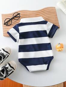 SHEIN Playful Pals 男婴夏季短袖连体衣，罗纹领设计，舒适不易变形，经典蓝白条纹图案，简约大方，前襟纽扣开合，裆部设计方便穿脱，胸前饰有骏马刺绣，精致可爱，适合洗礼、婚礼、派对、正式场合、拍照、度假、上学、鸡尾酒会、生日及日常穿着。