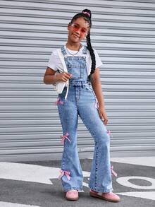 SHEIN Tween Girls Y2K 时尚浅色水洗蝴蝶结复古可爱牛仔背带裤喇叭腿牛仔裤休闲牛仔连体裤带斜口袋，女童秋季假期服装，适合日常旅行、户外、居家、早午餐、茶会、通勤、机场穿着，女童秋季秋装服装，儿童返校服装，乡村音乐会服装 - 中等水洗藍 - 查看 4