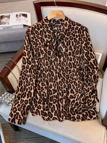 GlowEve CURVE 加大码豹纹领结长袖衬衫，适合通勤 - 彩色 - 查看 1