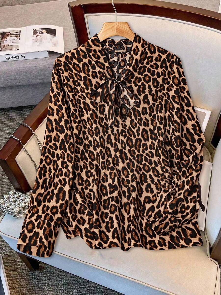 GlowEve CURVE 加大码豹纹领结长袖衬衫，适合通勤 - 彩色 - 查看 1