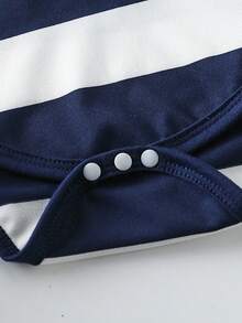 SHEIN Playful Pals 男婴夏季短袖连体衣，罗纹领设计，舒适不易变形，经典蓝白条纹图案，简约大方，前襟纽扣开合，裆部设计方便穿脱，胸前饰有骏马刺绣，精致可爱，适合洗礼、婚礼、派对、正式场合、拍照、度假、上学、鸡尾酒会、生日及日常穿着。