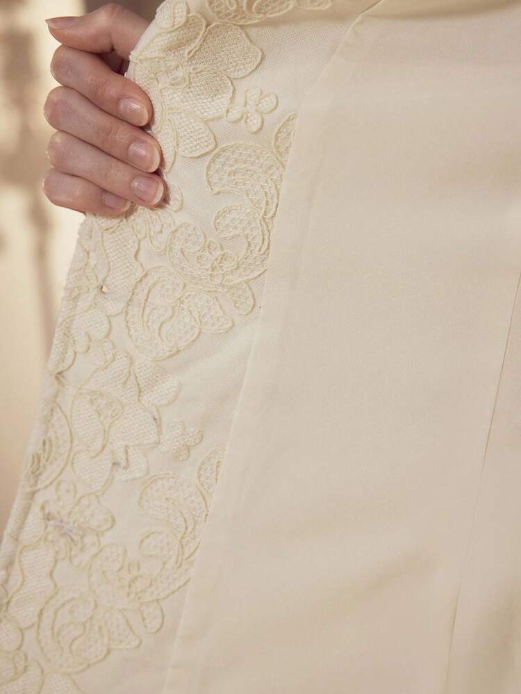 EMBROIDERY BELTED BLAZER