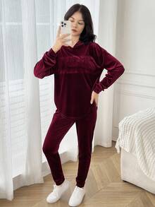 SHEIN 少女宽松休闲简约舒适字母压花连帽衫和裤子套装 - 紅色 - 查看 1