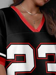 Slaydiva 2025 新款夏季休闲街头风格 V 领露肩短袖 23 标志图案红色下摆条纹全身印花宽松针织面料女式迷你连衣裙、音乐节、毕业服装、早午餐 - 彩色 - 查看 3