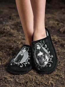 Corpse Bride X SHEIN 时尚男女黑色刺绣卡通人物图案防滑室内拖鞋柔软毛绒保暖冬季情侣家居鞋耐用鞋底，居家卧室空调房春秋季男女通用 - 黑色 - 查看 2