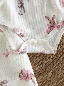 SHEIN 4 件套新生婴儿女孩/男孩柔软针织可爱兔子印花连体衣、裤子、襁褓包和头带套装，适合所有季节 - 彩色 - 查看 6