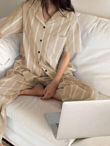 DAZY Gestreifter Kontrast-Knopf-Vorderseite Drop Shoulder Kurzarm Damen Pyjama Set