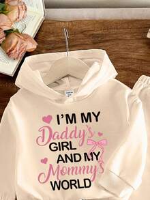 SHEIN Vintaside Kids 1 套女婴休闲可爱甜美趣味字母标语印花连帽卫衣和运动裤套装，秋冬，杏色 - 彩色 - 查看 3