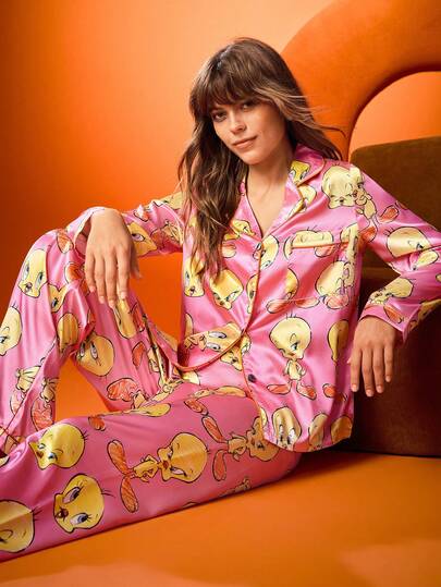 Chillnights X LOONEY TUNES Satin Pyjama-Set mit Cartoon-Muster für Damen, bestehend aus Oberteil mit Knopfleiste und Hose, rosa Seide-Pyjamas, Cartoon-Pyjamas mit Tweety Bird, Rosa, Herbst-Winter-Kleidung