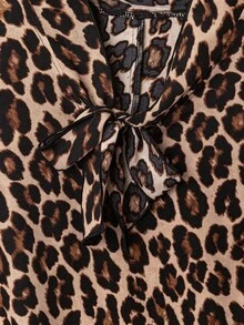 GlowEve CURVE 加大码豹纹领结长袖衬衫，适合通勤 - 彩色 - 查看 4