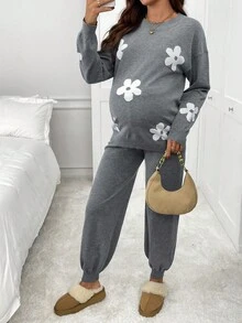 SHEIN 孕妇休闲花卉图案圆领落肩毛衣和裤子套装，秋冬两件孕妇套装孕妇休闲装舒适孕妇套装孕妇装两件套花卉孕妇套装冬装别致 - 深灰色 - 查看 4