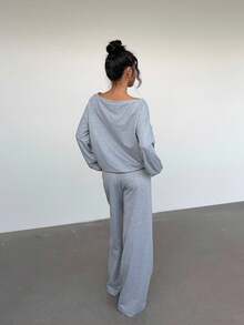 Aloruh 女士宽松舒适百搭露肩纽约字母印花休闲两件套，适合街头、户外和机场穿着 - 灰色 - 查看 2