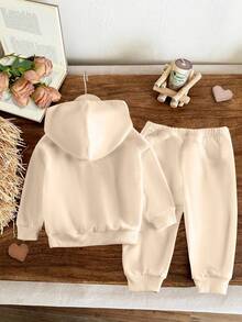 SHEIN Vintaside Kids 1 套女婴休闲可爱甜美趣味字母标语印花连帽卫衣和运动裤套装，秋冬，杏色 - 彩色 - 查看 2