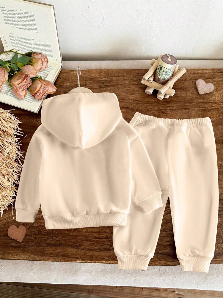 SHEIN Vintaside Kids 1 套女婴休闲可爱甜美趣味字母标语印花连帽卫衣和运动裤套装，秋冬，杏色 - 彩色 - 查看 2