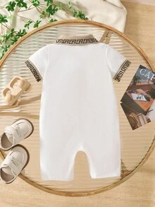 1 Stück Klassischer Baby Jungen Romper mit besticktem Detail, Kurzarm, Buchstabenbesatz am Kragen, Frühling/Sommer Neuheit, geeignet für Lässig, Zuhause, Outdoor, feierliche Anlässe wie Geburtstag, Abendveranstaltungen, Hochzeit, Taufe, Zeremonie und Jahrestag