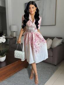 Chiquease 夏季 Polo 领柔焦花卉印花收腰中长款金属装饰连衣裙，粉色