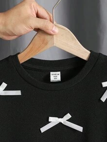 SHEIN 青少年女孩针织圆领荷叶边拼色 3D 花卉装饰连衣裙 - 黑色 - 查看 3