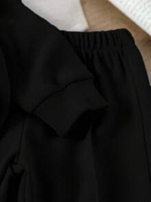 SHEIN 男/女宝宝休闲装，温暖舒适的穿着，适合温和天气。纯色半拉链领长袖上衣，套头设计，方便穿着；搭配纯色无腰带裤。适合户外漫步、居家休闲、轻度运动或温馨的家庭聚会，让宝宝展现天真活力，成为关注的焦点。 - 黑色 - 查看 4
