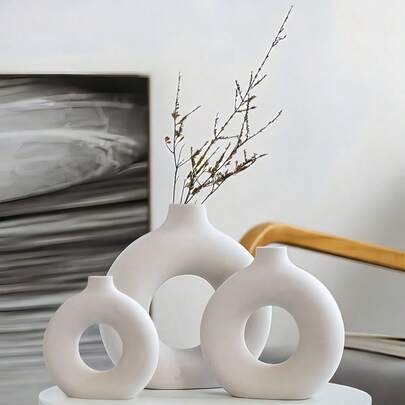 Bình hoa tròn màu trắng mờ (1-2 chiếc) được chế tác từ gốm sứ cao cấp với cảm giác ấm áp khi chạm vào. Chiếc bình này có hình dáng tròn tối giản, kết hợp giữa phong cách Bắc Âu và Bohemian. Đa năng, phù hợp với nhiều không gian - từ đám cưới, tiệc tùng, bàn ăn, phòng khách đến phòng ngủ - nó vừa là điểm nhấn trang trí thanh lịch vừa là món quà ý nghĩa cho sinh nhật, lễ tốt nghiệp và các dịp lễ khác, mang đến nét nghệ thuật cho không gian thường ngày và những khoảnh khắc đặc biệt.