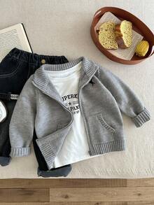 SHEIN 男童保暖内衬棒球风撞色马绣立领拉链开衫毛衣，适合居家、休闲外出穿着，舒适百搭，是秋冬季的理想之选。