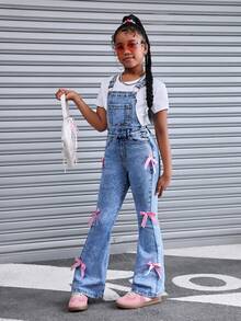 SHEIN Tween Girls Y2K 时尚浅色水洗蝴蝶结复古可爱牛仔背带裤喇叭腿牛仔裤休闲牛仔连体裤带斜口袋，女童秋季假期服装，适合日常旅行、户外、居家、早午餐、茶会、通勤、机场穿着，女童秋季秋装服装，儿童返校服装，乡村音乐会服装 - 中等水洗藍 - 查看 5