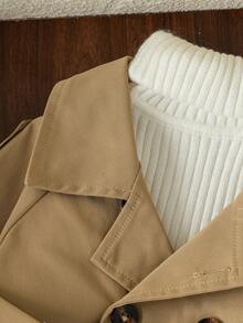 SHEIN Playful Pals 男婴休闲时尚双排扣条纹袖口优雅风衣外套，适合春秋季穿着，日常穿着、度假、旅行、参加派对等场合皆宜。男婴外套，卡其色风衣，秋季/冬季童装。