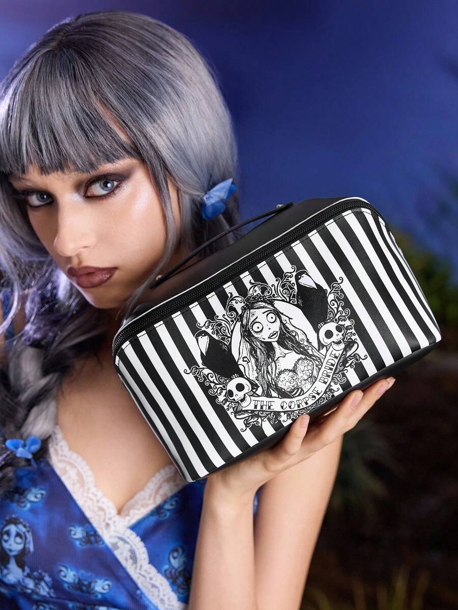 Corpse Bride X SHEIN 1 件卡通图案印花大容量可折叠 PU 皮革化妆包、多功能收纳包、小物品收纳包、旅行收纳包、数码收纳包,适合日常携带小物品、旅行、工作、化妆或学习,非常适合女性和学生;也适合婚礼、哥特式、爱情主题和维多利亚时代美学等场合。、哥特、万圣节 - 黑與白 - 查看 1