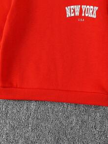 SHEIN Set de 2 piezas de pantalones vaqueros de mezclilla vintage y sudadera con estampado gráfico rojo para niños pequeños - Rojo - Ver 11