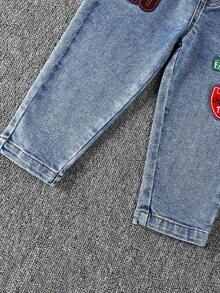 SHEIN Set de 2 piezas de pantalones vaqueros de mezclilla vintage y sudadera con estampado gráfico rojo para niños pequeños - Rojo - Ver 10